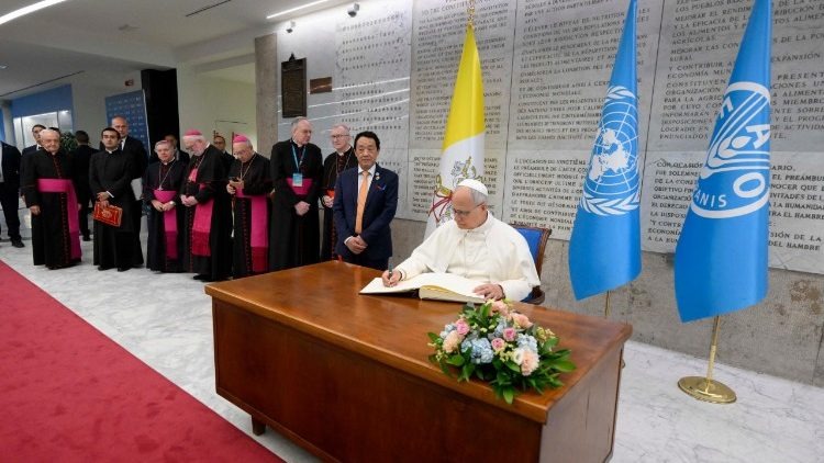 El Papa León XIV firma el libro de honor en su visita a la sede de la FAO