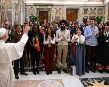 El Papa a los jóvenes políticos: no habrá paz si se descarta a los débiles